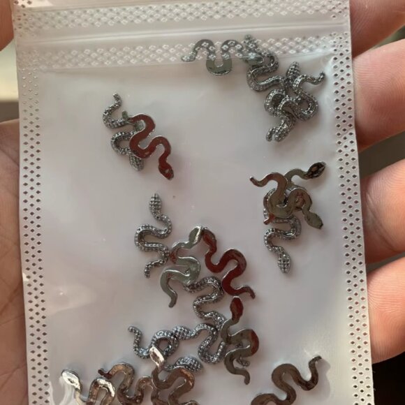 Snake nail charms BNIP Pack of 10 - gunmetal black - Picture 4 of 4
